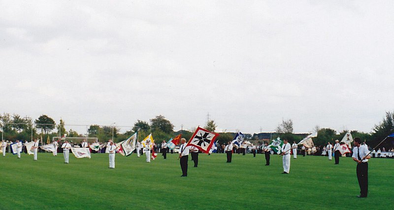 Gemeinsames Fahnenschwenken